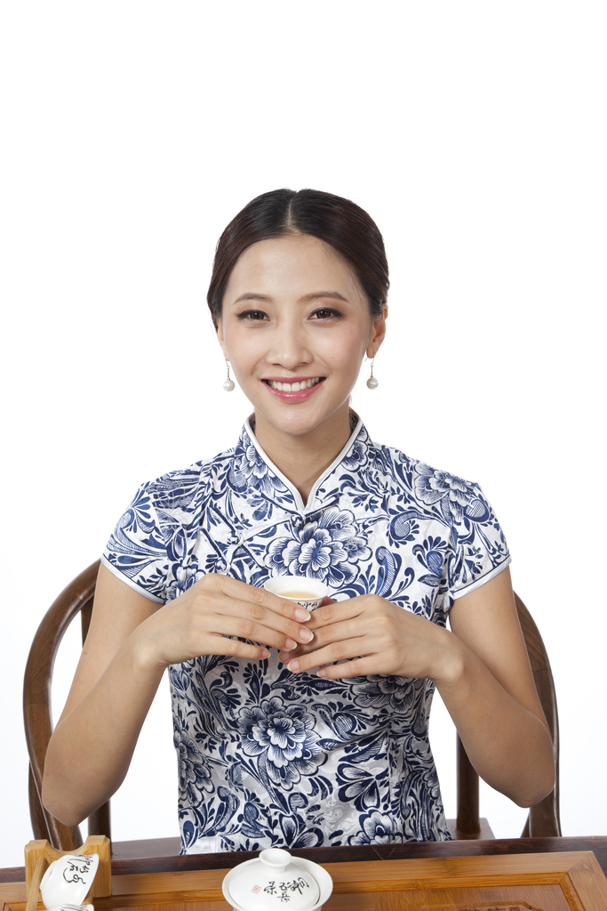 棚拍身穿旗袍的年轻女人喝茶图片