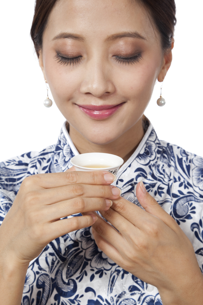 棚拍身穿旗袍的年轻女人喝茶图片