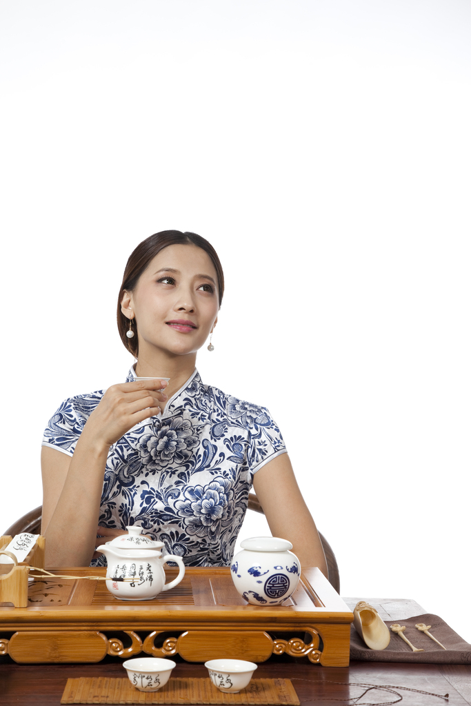 棚拍身穿旗袍的年轻女人喝茶图片