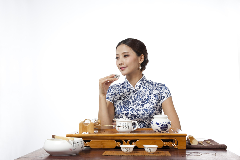 棚拍身穿旗袍的年轻女人喝茶图片