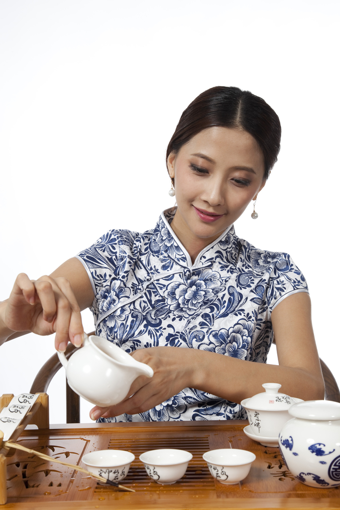 棚拍身穿旗袍的年轻女人茶艺表演