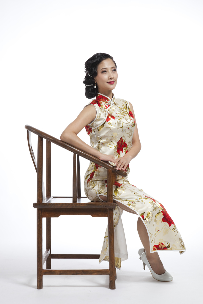 棚拍身穿旗袍的年轻女人坐中式椅