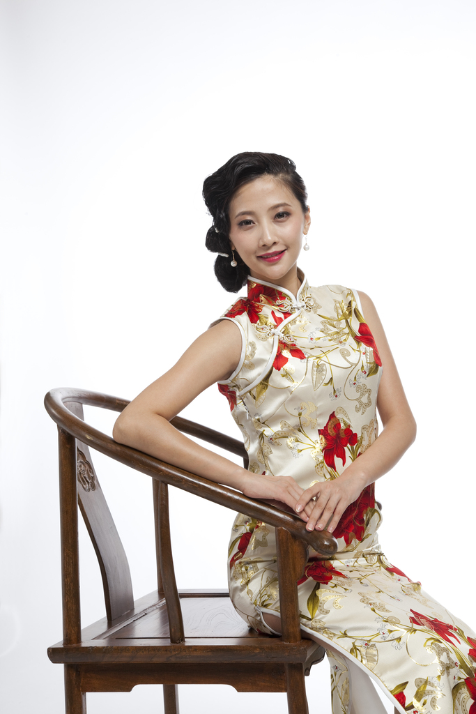 棚拍身穿旗袍的年轻女人坐中式椅
