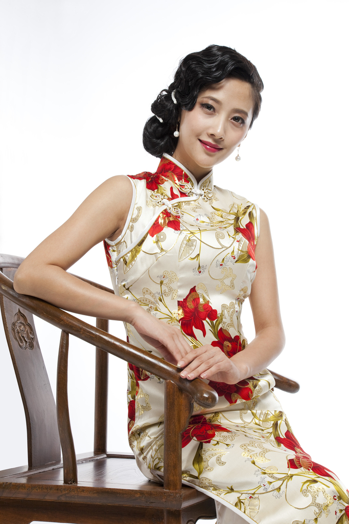 棚拍身穿旗袍的年轻女人坐中式椅