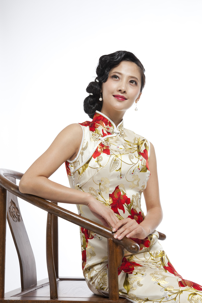 棚拍身穿旗袍的年轻女人坐中式椅
