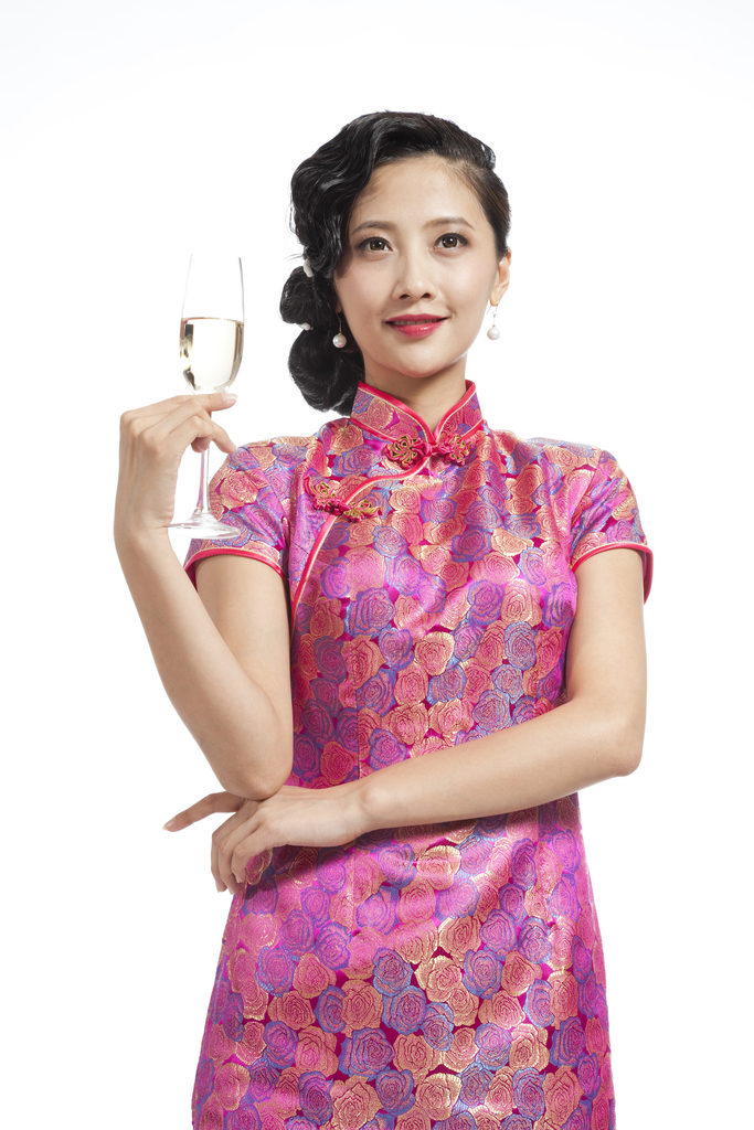 棚拍身穿旗袍的年轻女人举杯图片