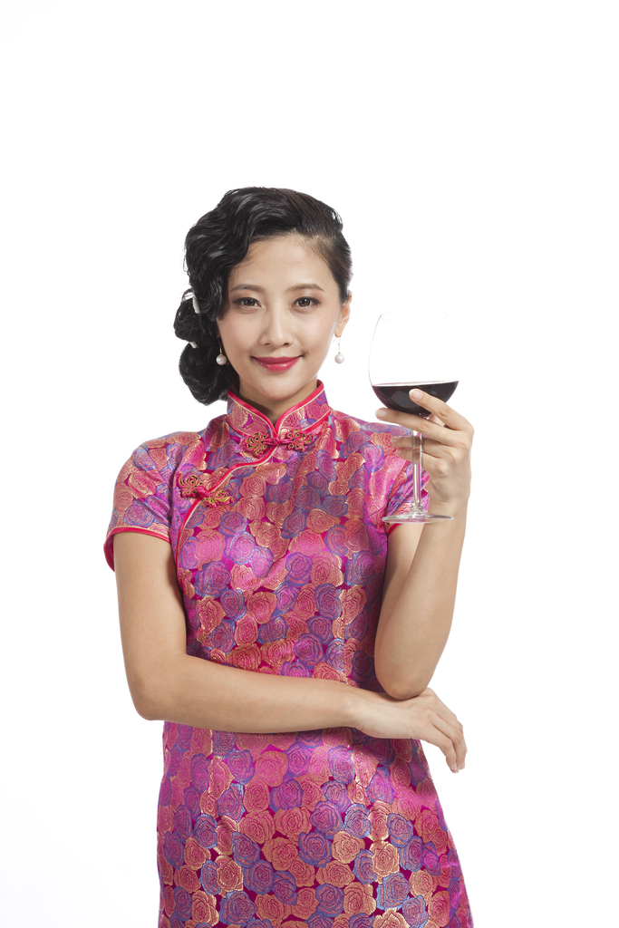 棚拍身穿旗袍的年轻女人举杯图片