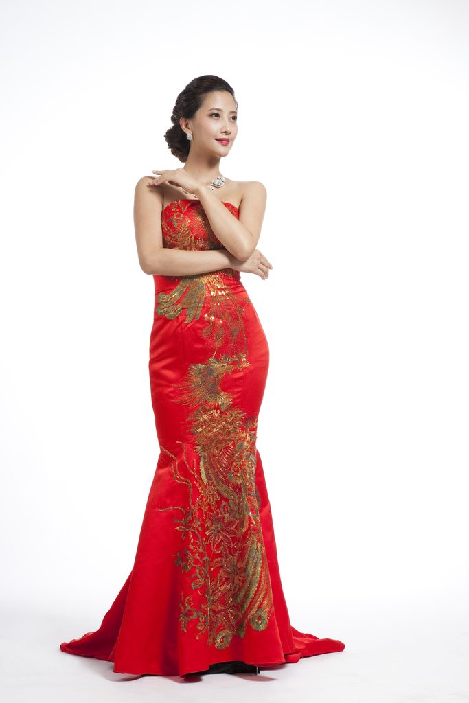 棚拍穿红色礼服的年轻女人
