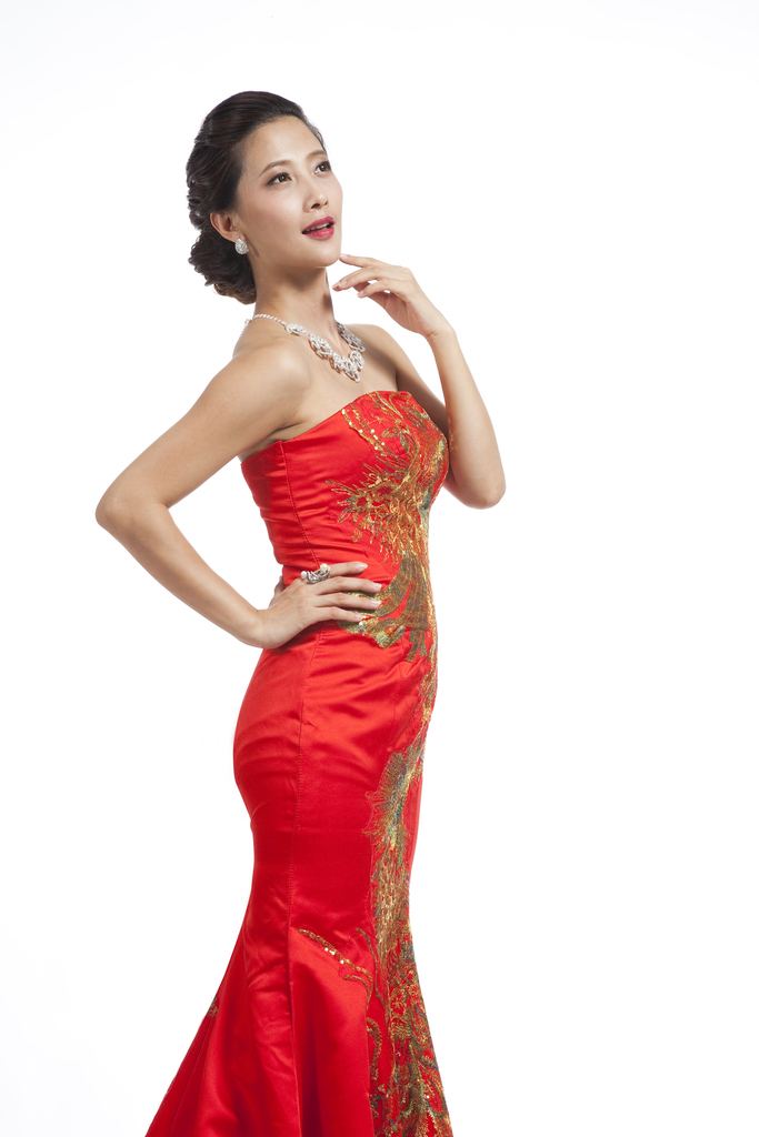 棚拍穿红色礼服的年轻女人