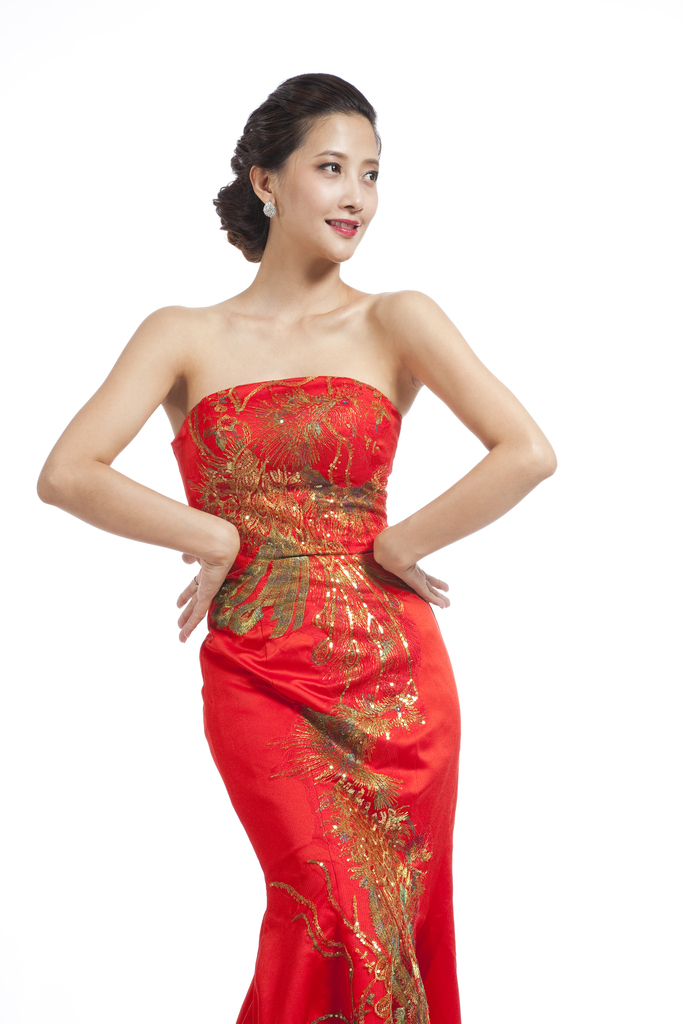 棚拍穿红色礼服的年轻女人