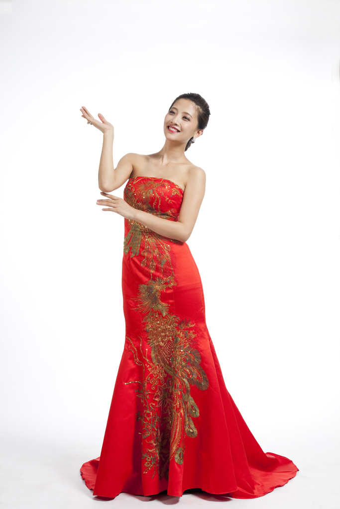 棚拍穿红色礼服的年轻女人图片