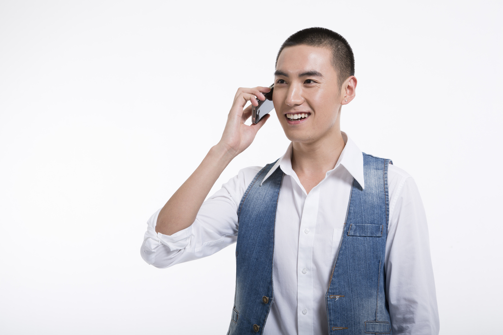 棚拍休闲装年轻男人打电话