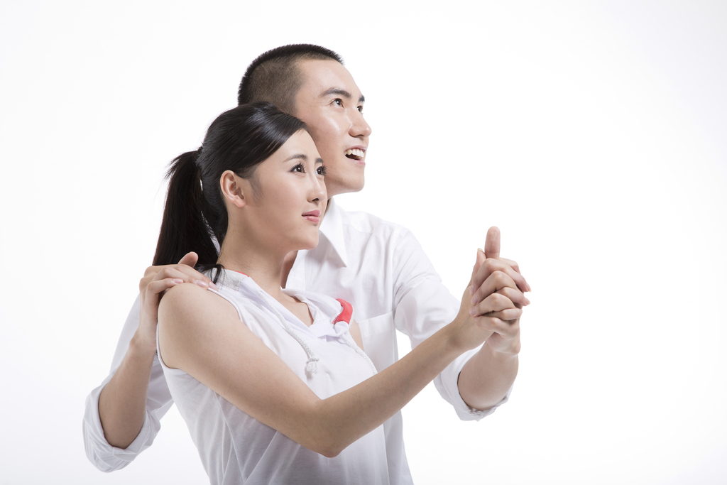 棚拍休闲装年轻情侣图片