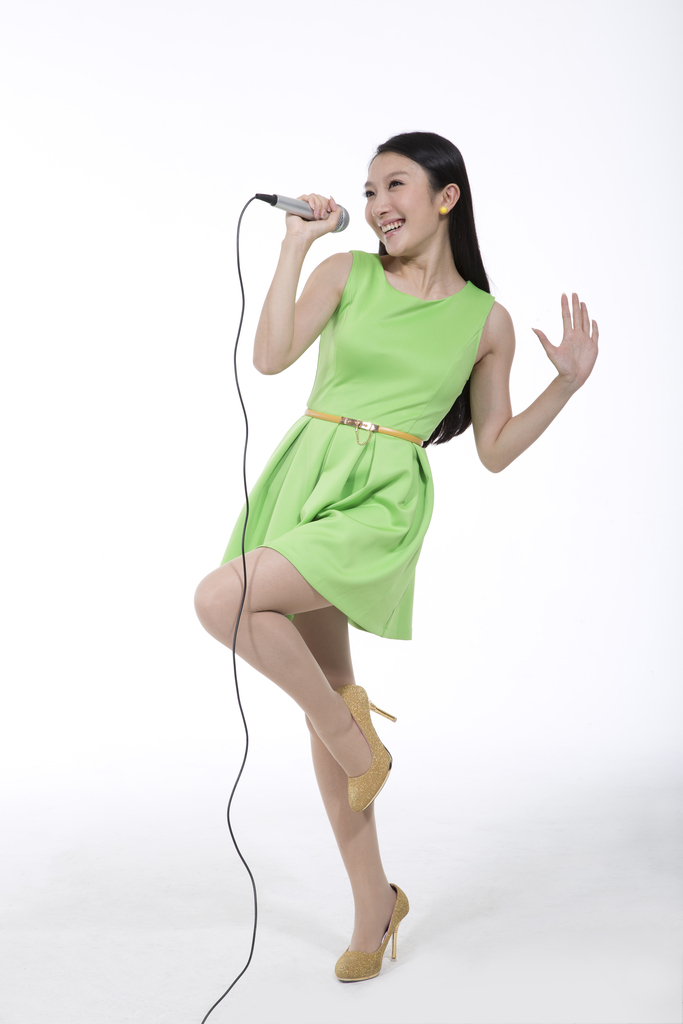 棚拍休闲装年轻女人唱歌