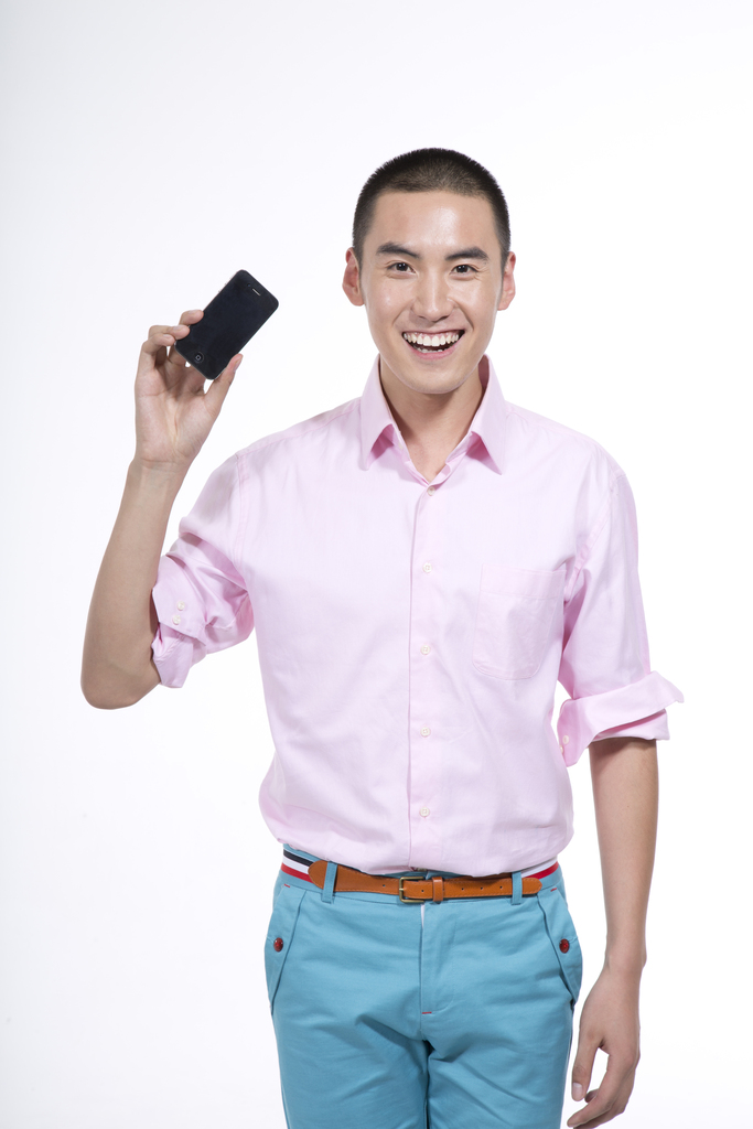 棚拍休闲装年轻男人展示手机