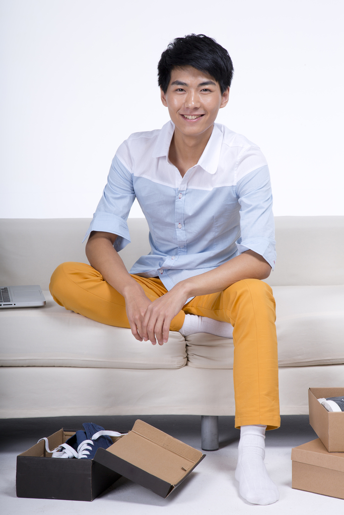 棚拍年轻男人展示商品图片