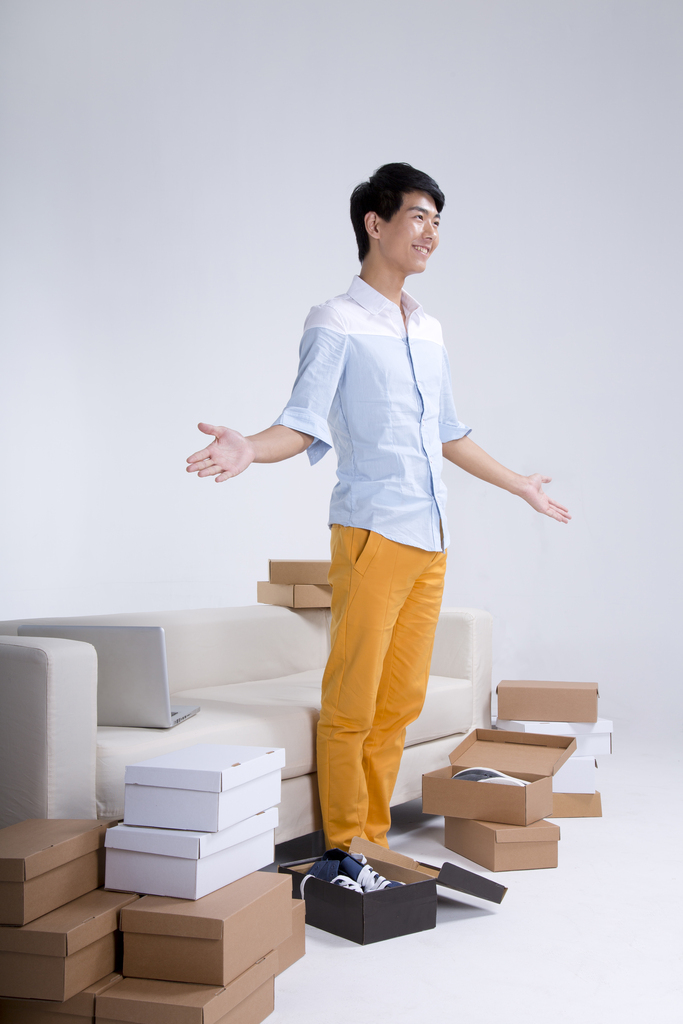 棚拍年轻男人展示商品图片
