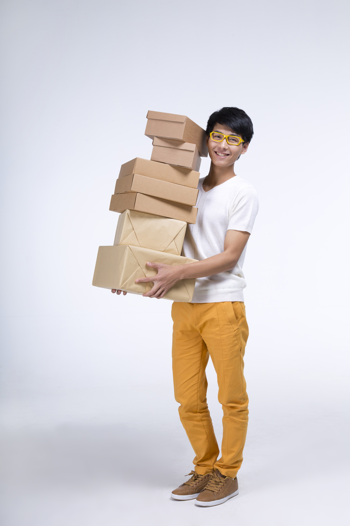 棚拍年轻男人收到快递