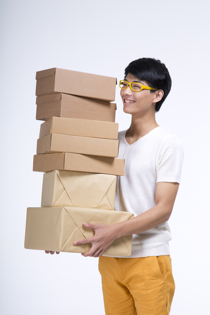 棚拍年轻男人收到快递