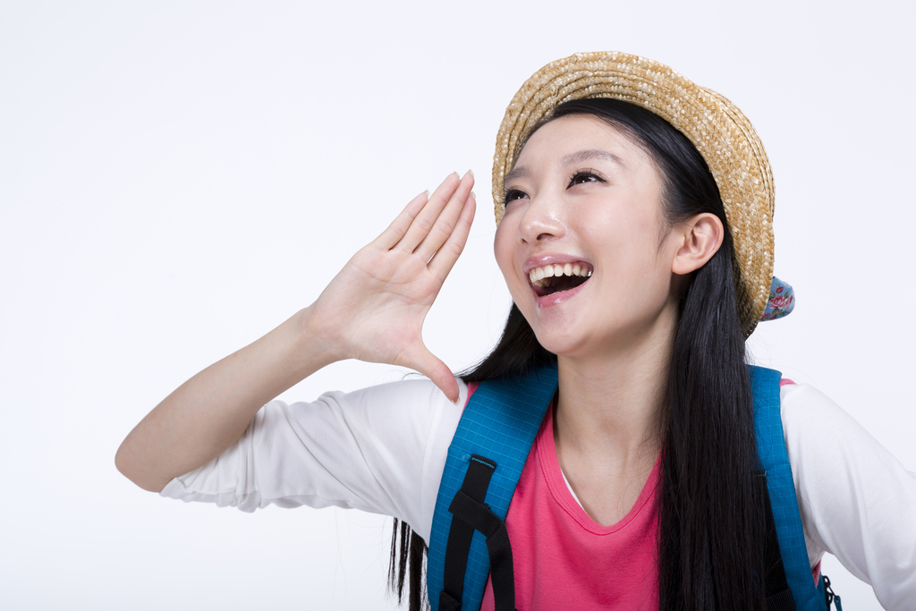 棚拍年轻女人户外旅行