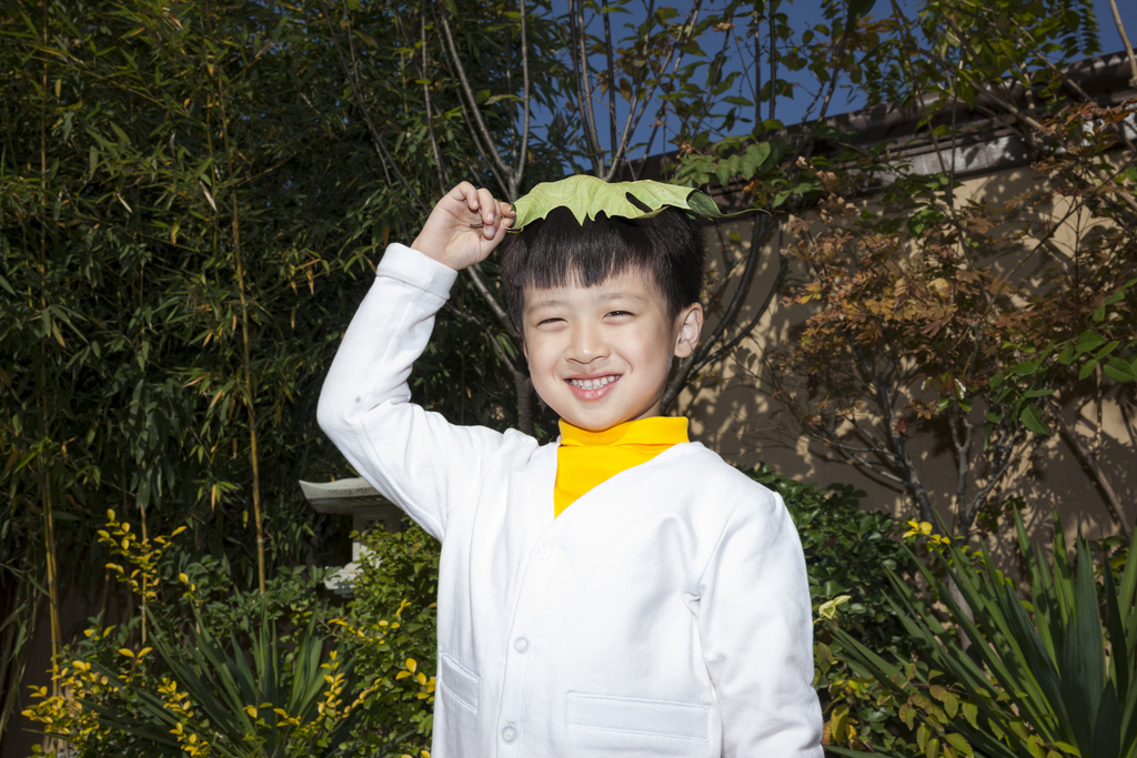 小男孩在院子里玩耍图片