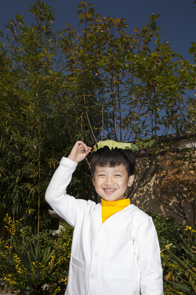 小男孩在院子里玩耍