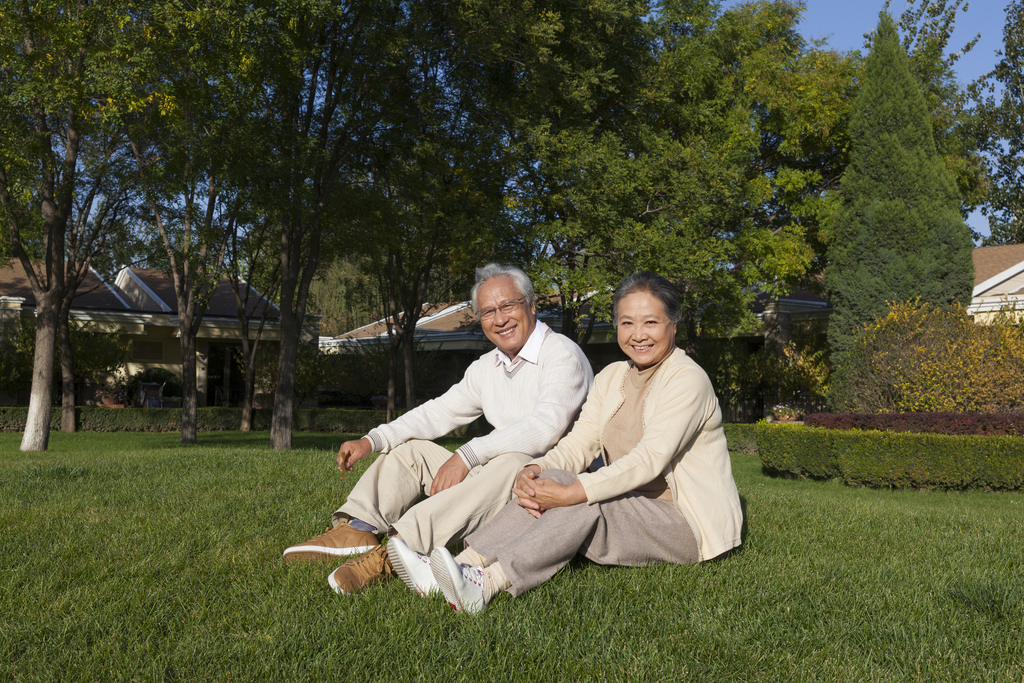 老年夫妻在院子里休息图片