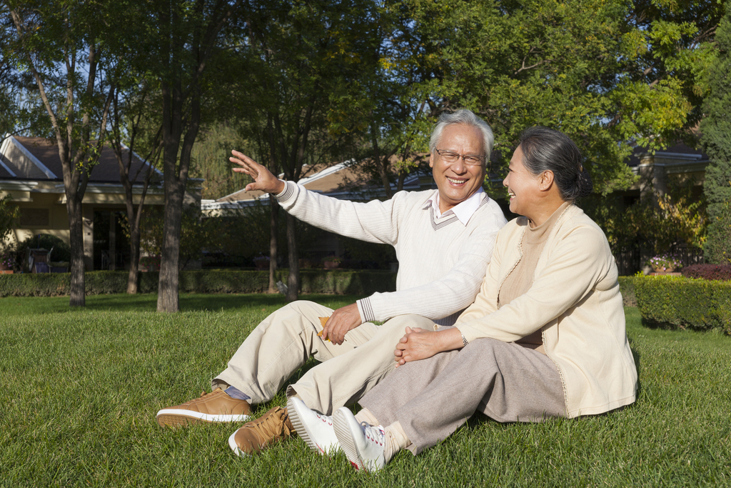 老年夫妻在院子里休息