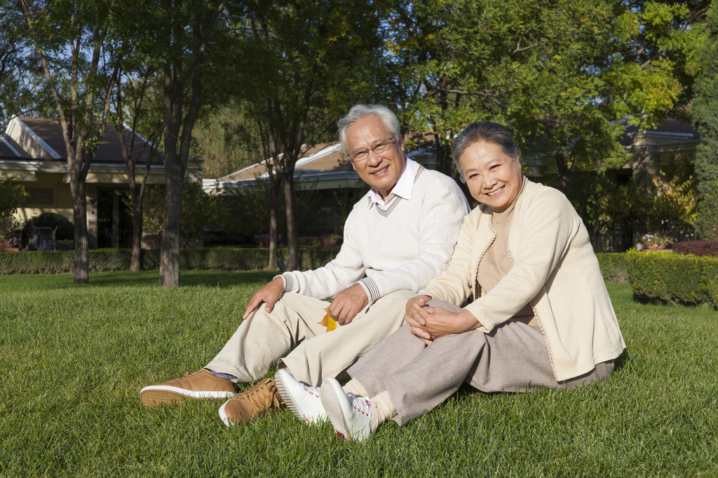 老年夫妻在院子里休息