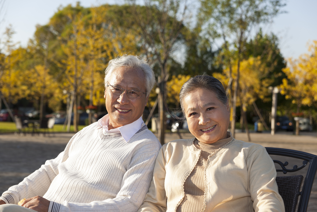 老年夫妻在院子里休息