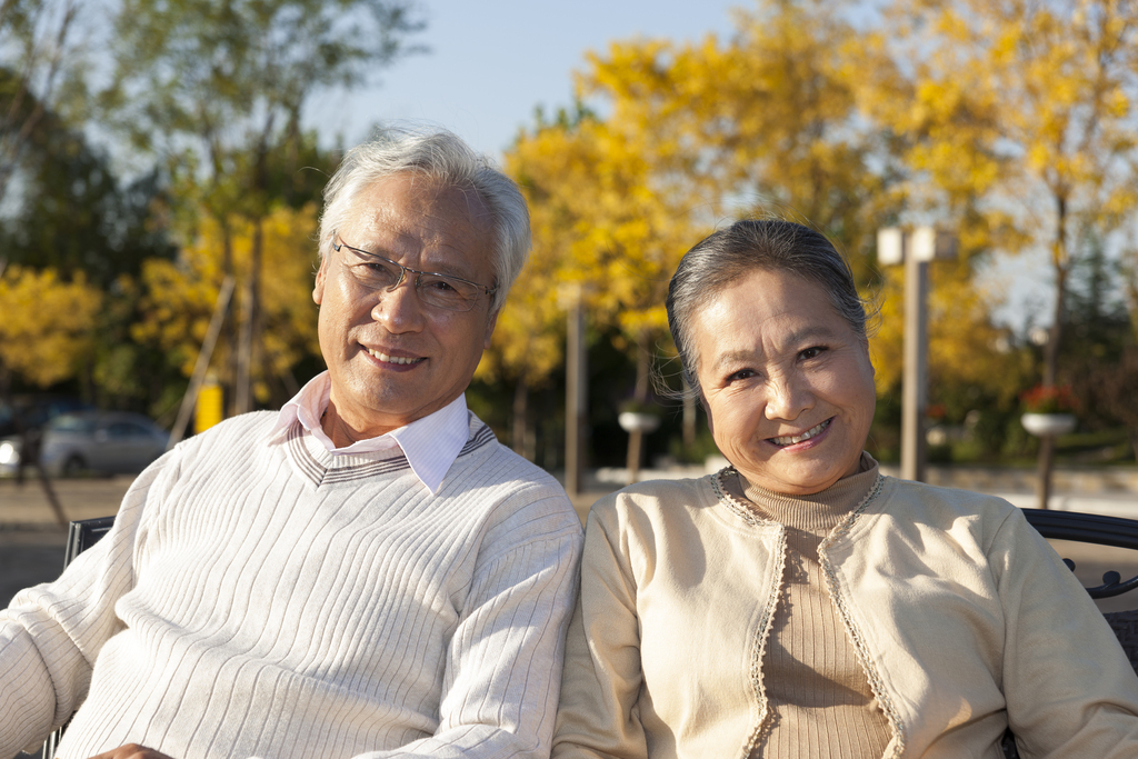 老年夫妻在院子里休息