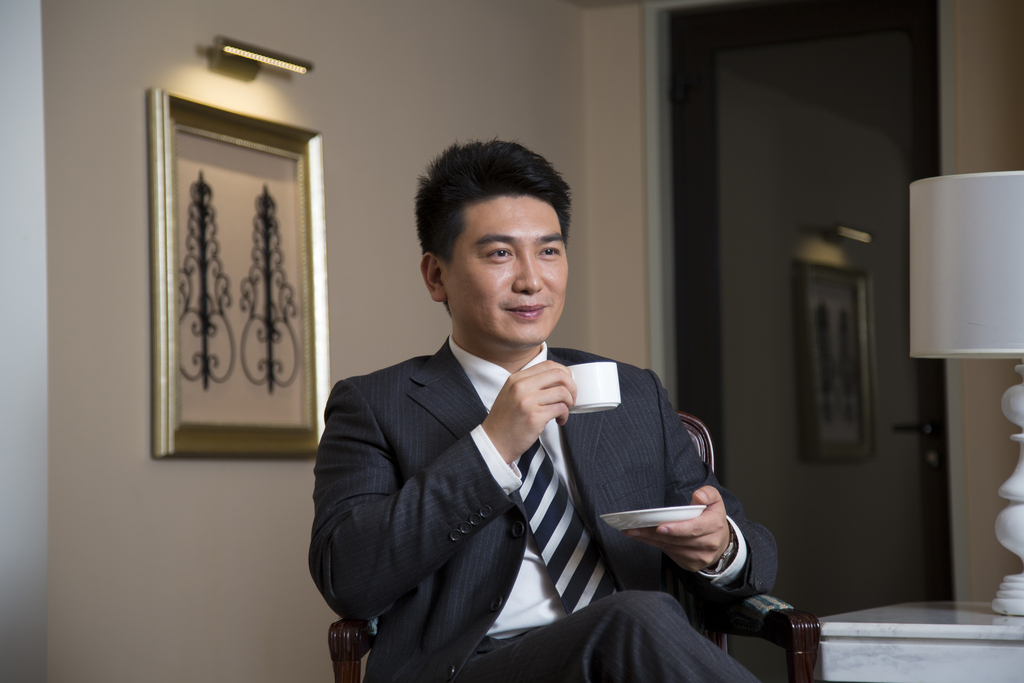 中年商务男士在书房喝咖啡图片