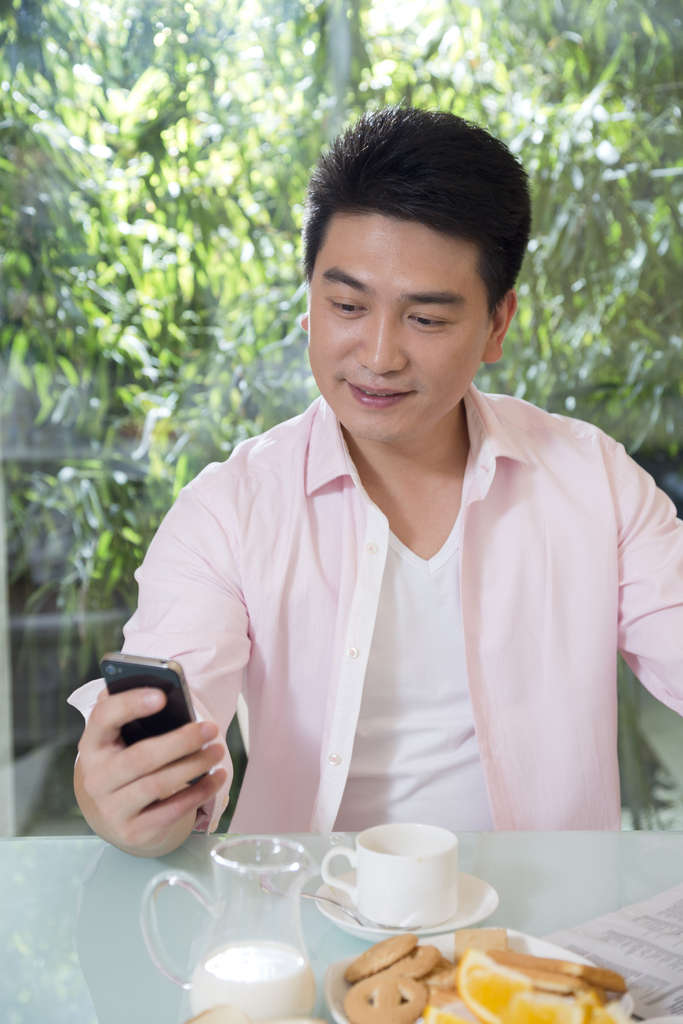 中年男人在餐厅吃早餐图片