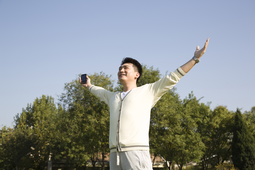 中年男人在院子里晨练