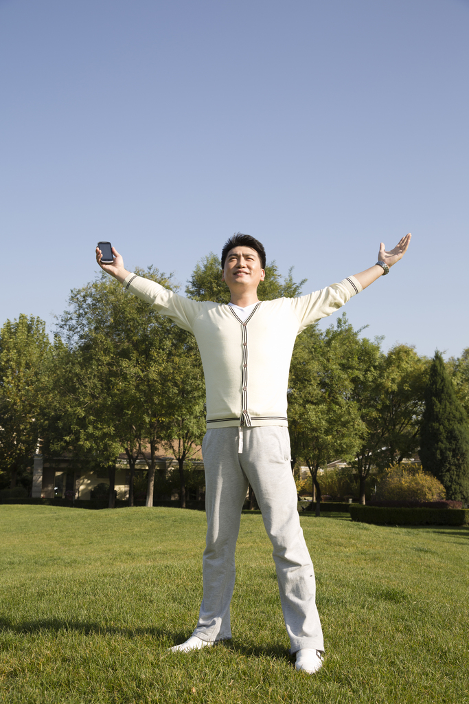 中年男人在院子里晨练