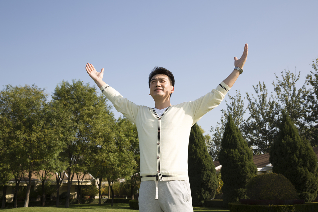 中年男人在院子里晨练图片