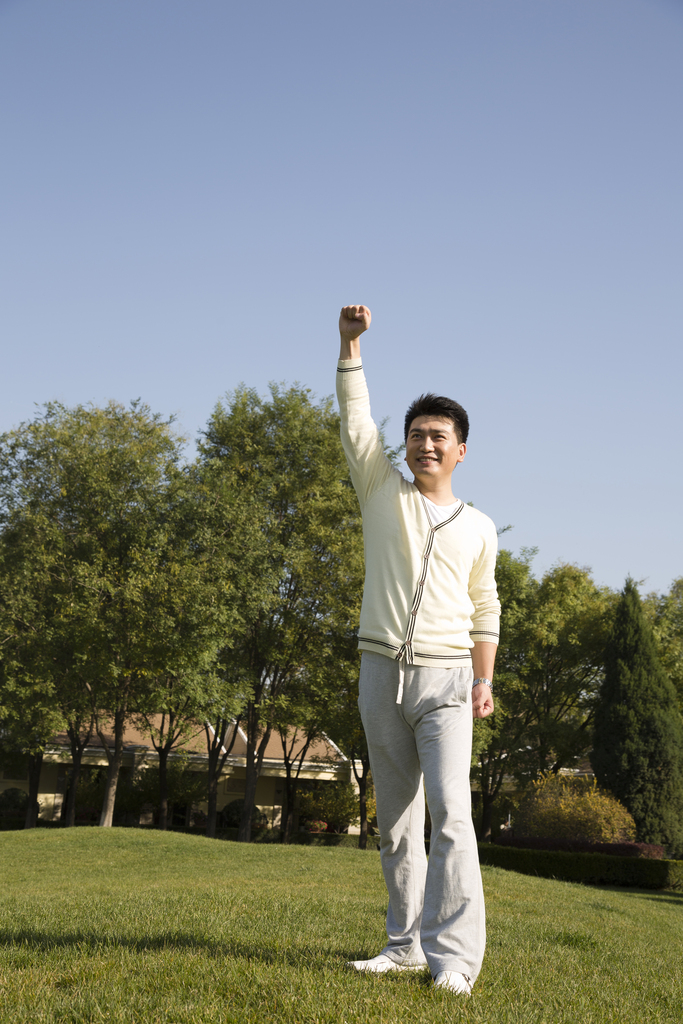 中年男人在院子里晨练