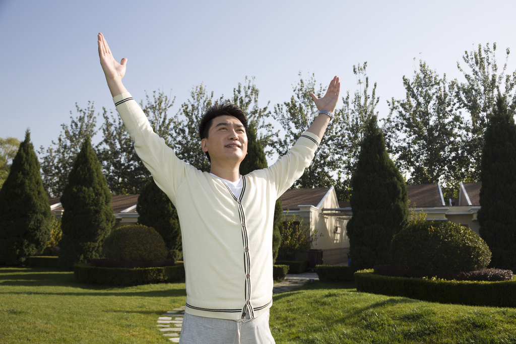 中年男人在院子里晨练图片