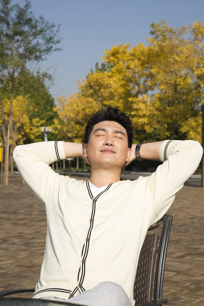 中年男人在院子里休息