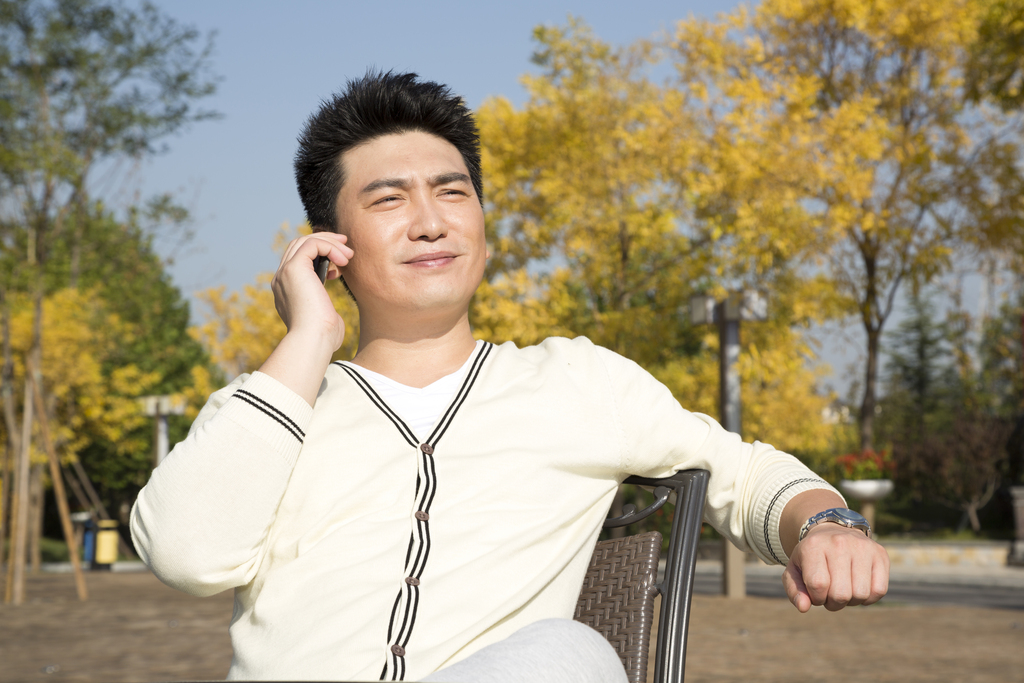 中年男人在院子里打手机