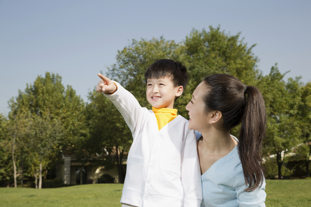 母子在草地上