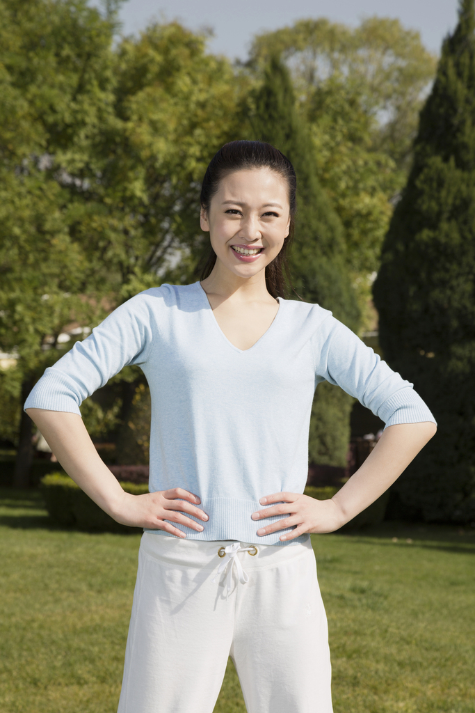 年轻女人在草地上图片