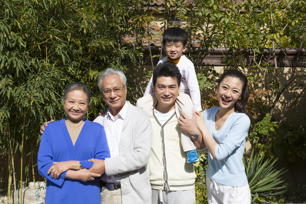 一家人在院子里