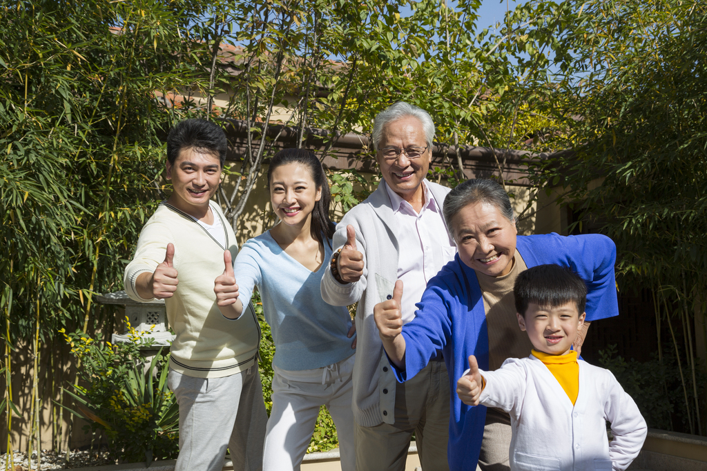 一家人在院子里