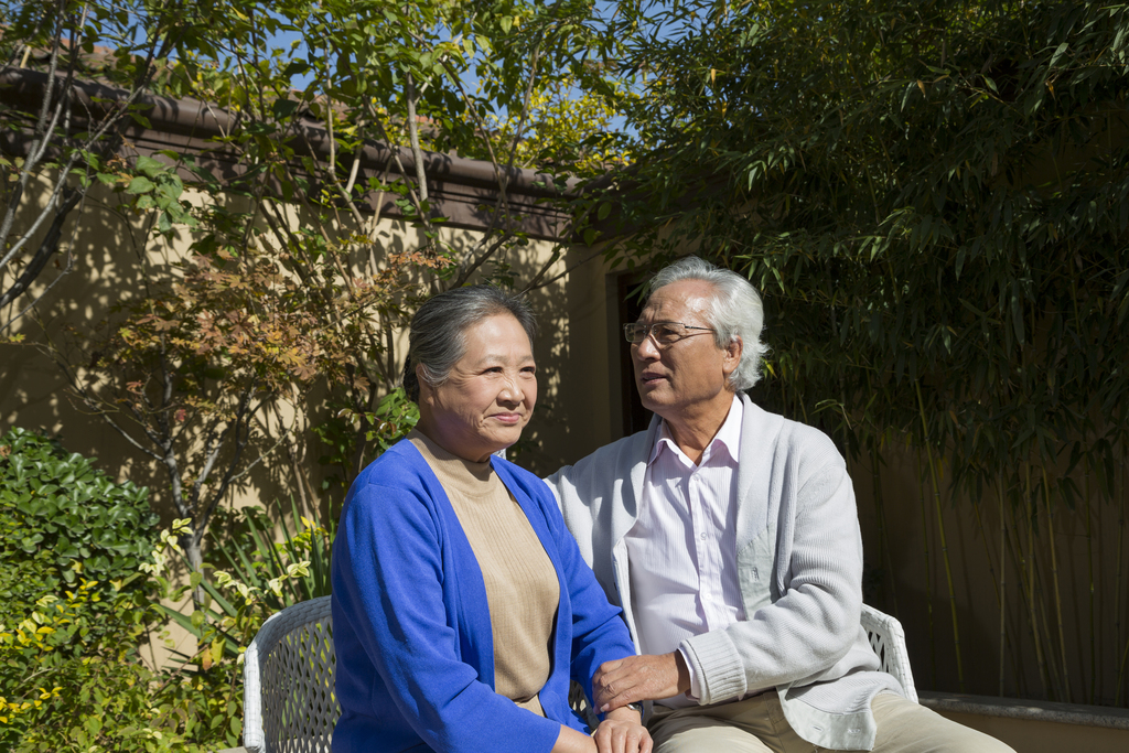 老年夫妻在院子里图片