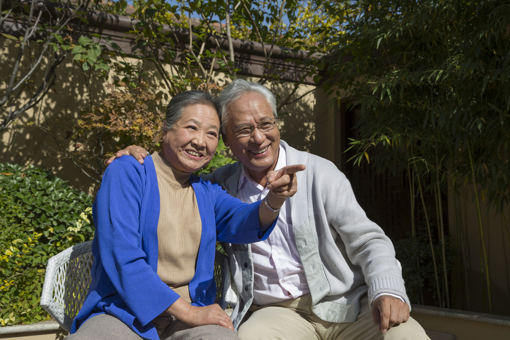 老年夫妻在院子里