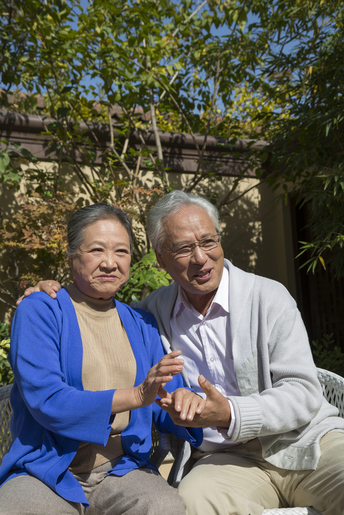 老年夫妻在院子里