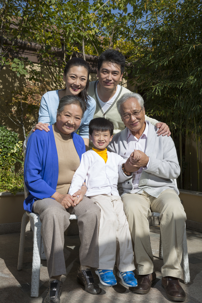 一家人在院子里