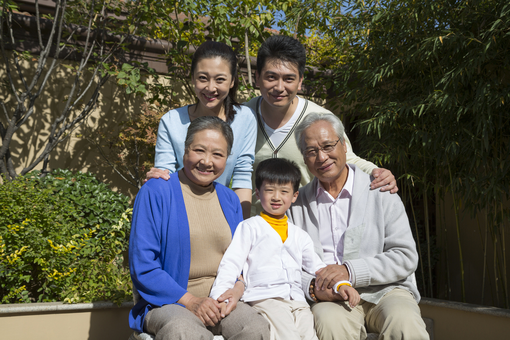 一家人在院子里