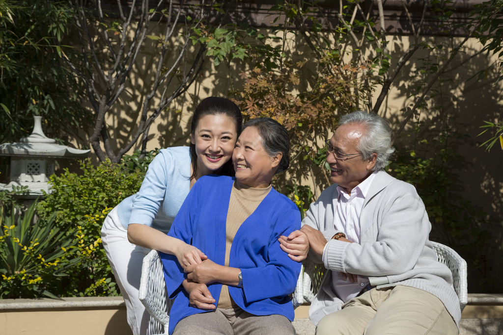 一家人在院子里